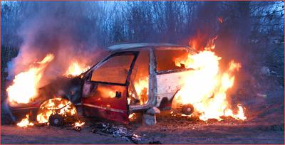 Spalony samochód w wypadku komunikacyjnym